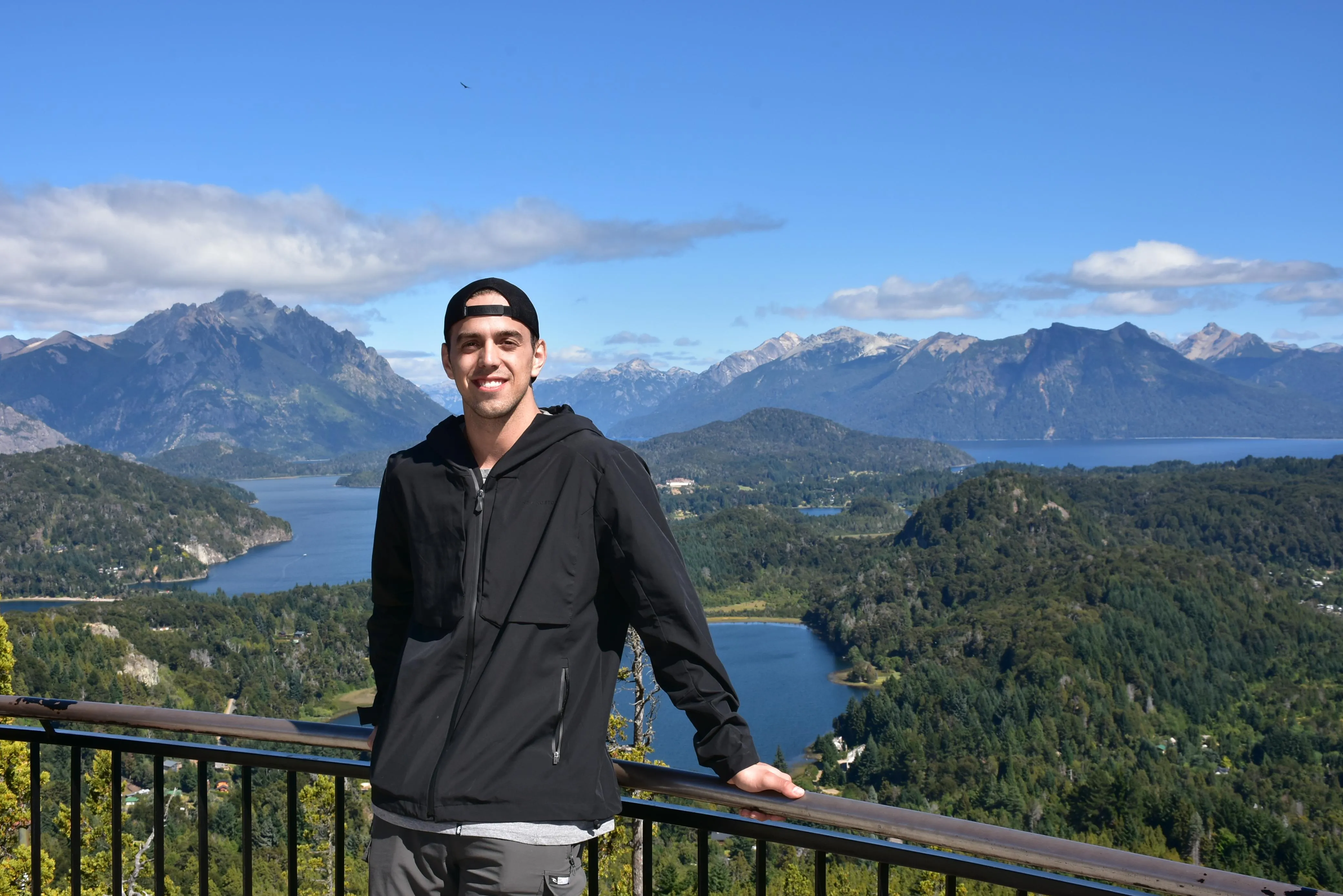 Joaquín Buttini en un mirador de Bariloche, con montañas y lagos detrás